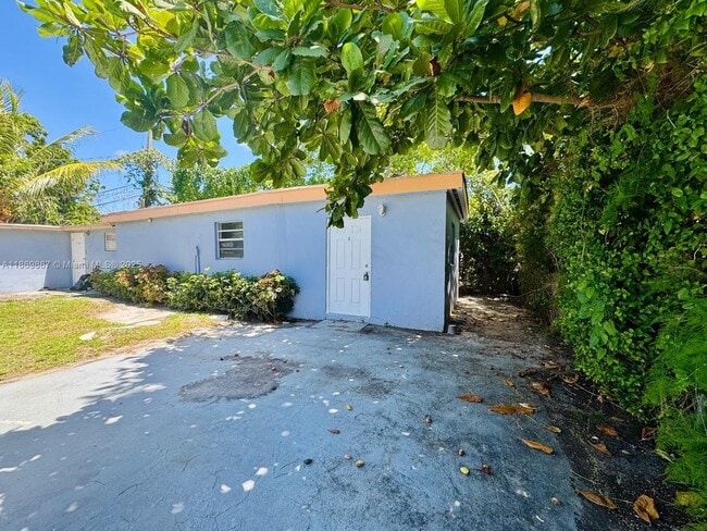 Building Photo - 1060 NW 116th St