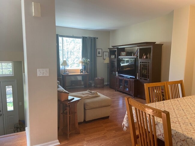 Building Photo - 3366 Ravinia Cir