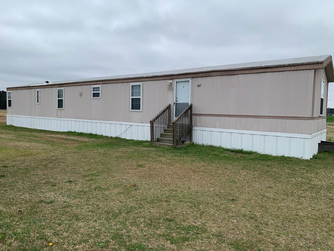 Primary Photo - *NEWLY RENOVATED* 3 BR, 2 BA Single Wide i...