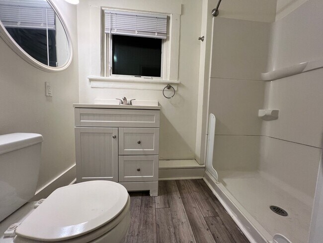 Building Photo - 106 E 8th Ave