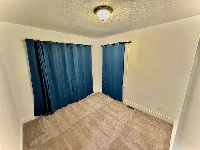 Foto del edificio - Charming and Rustic Single-Family 3Bed/1.5...