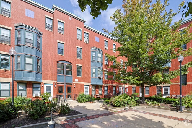 Courtyard - Parmelee Court Apartments