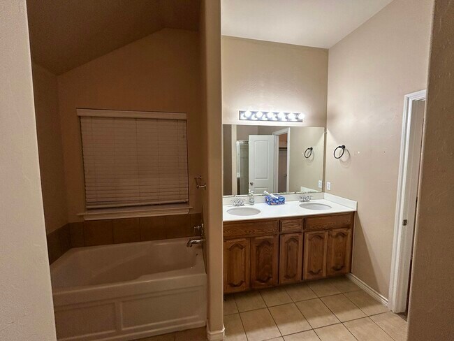 Building Photo - 2400 Rookhaven Ln