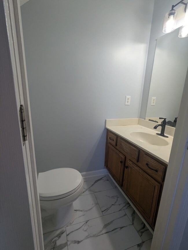 Building Photo - 1530 Center Pointe Dr