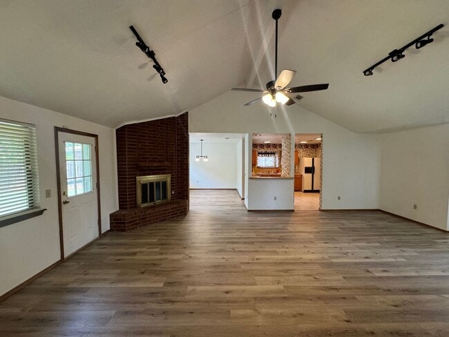 Building Photo - Spacious and Cozy Home in Convenient Location