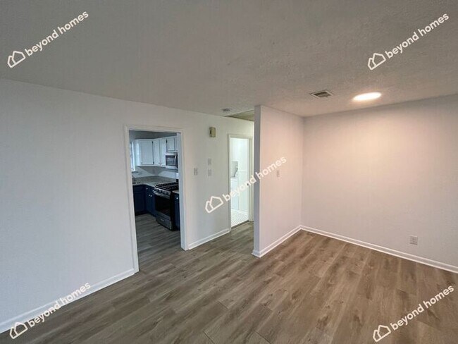 Foto del edificio - Comfy 3 bed 2 bath with a Deck and Spaciou...