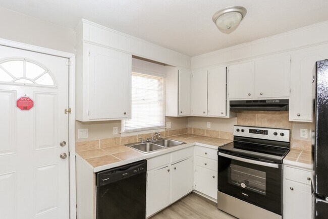 Building Photo - Great Split Level Home in Charlotte