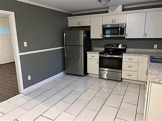Building Photo - spacious kitchen,
