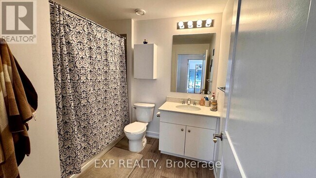 Photo du bâtiment - 255 Northfield Dr E