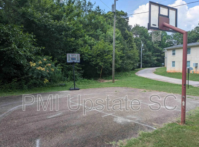 Foto del edificio - 201 Chandler Dr