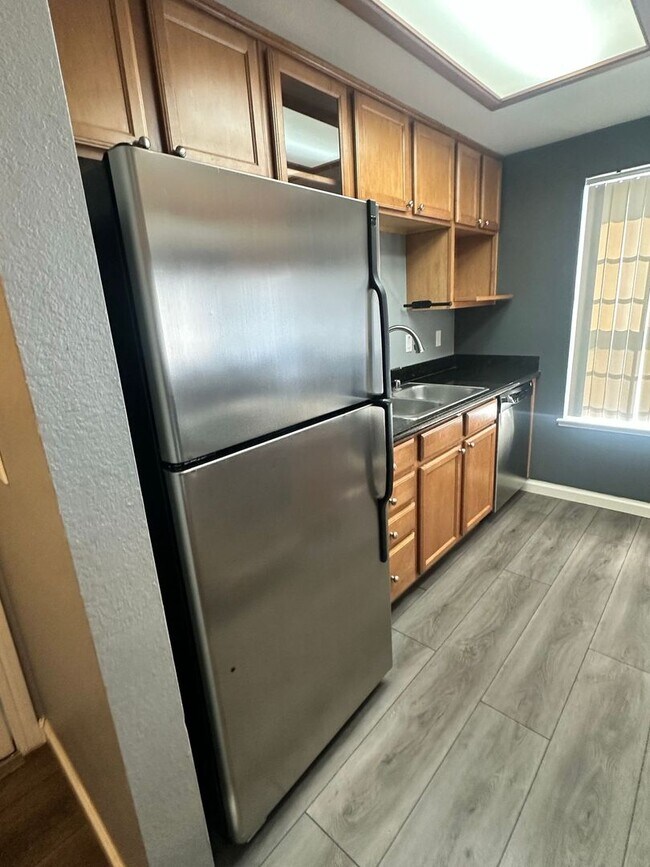 Foto del edificio - Parkview condo close to shopping & freeway access!