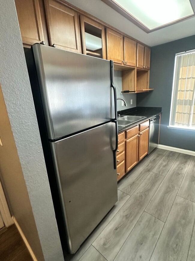 Building Photo - Parkview condo close to shopping & freeway access!