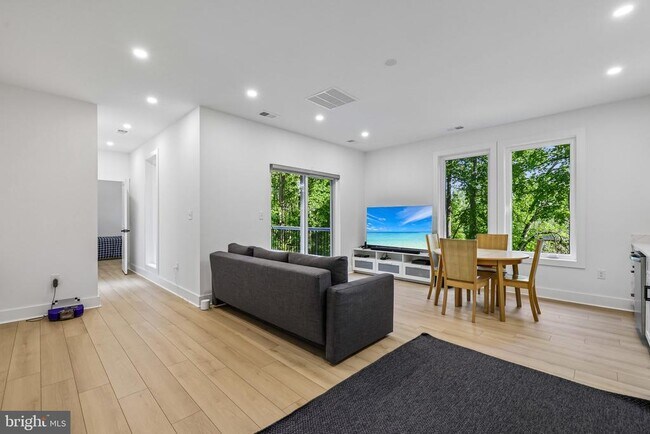 Foto del edificio - 4315 Pinetree Rd