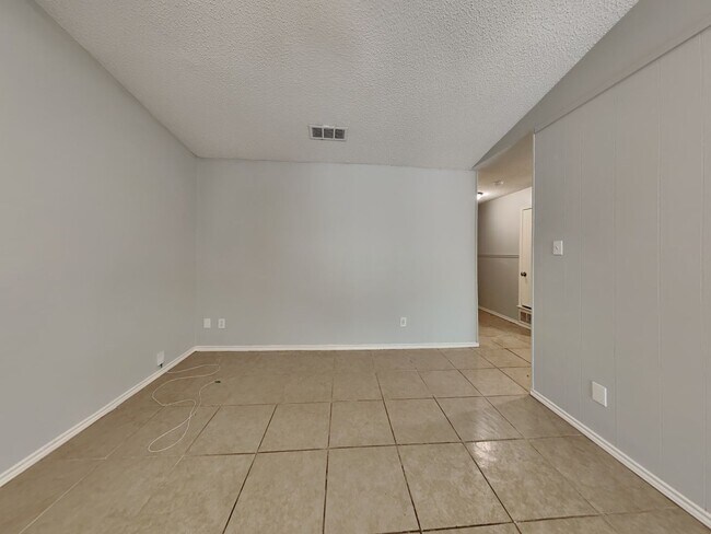 Foto del edificio - Alluring Single Family Home | 3 BR/2BA | 2-Car Covered Parking | Fencing wood