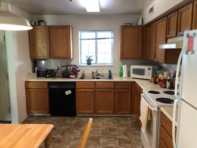 Large Kitchen - 642 N 200 E