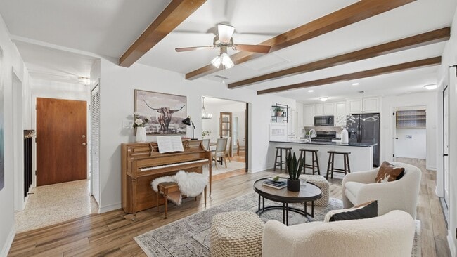 Building Photo - 4 Bedroom with a Pool in Helotes!