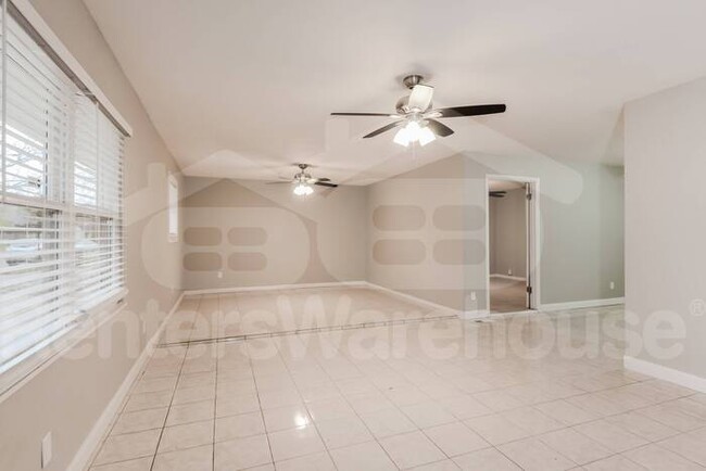 Building Photo - RENT SPECIAL!!! HUGE 4 Bedroom 2.5 Bathroo...