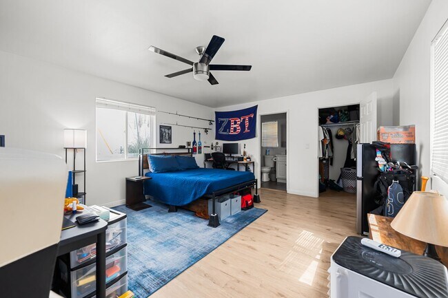 Building Photo - 2 kitchens + no back house!