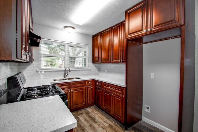 Building Photo - 207 Del Monte Ln