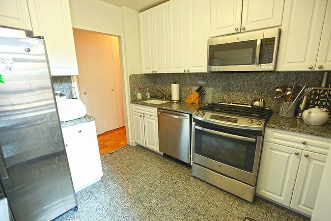 Building Photo - 320 E 46th St