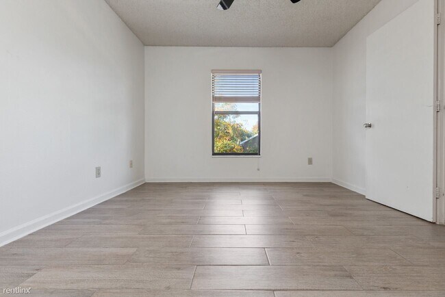Foto del edificio - 2 br, 2 bath Condo - 2808 Plaza Terrace Dr...