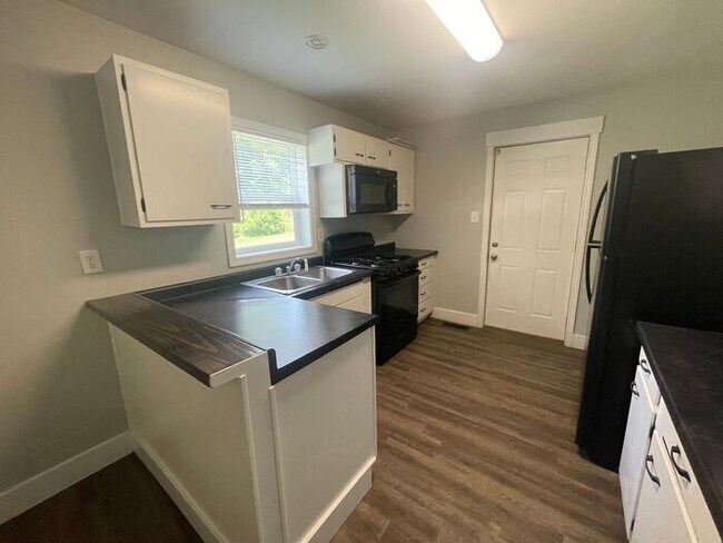 Building Photo - 3 Bedroom 1 Bathroom