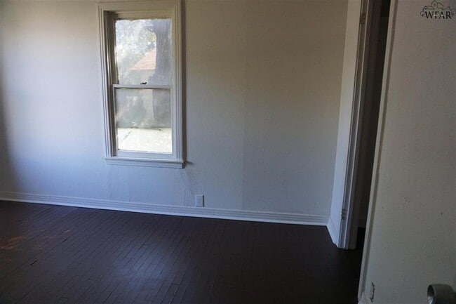 Building Photo - 515 W Roosevelt Ave