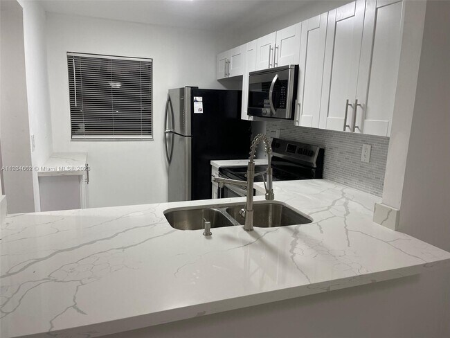 Foto del edificio - 3399 Foxcroft Rd