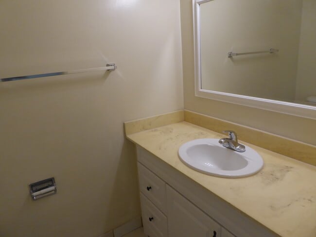 Foto del edificio - 246 Ellwood Beach Dr