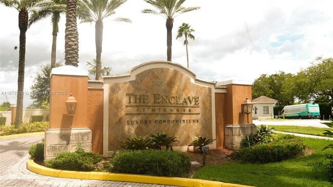 Foto del edificio - 2123 Renaissance Blvd