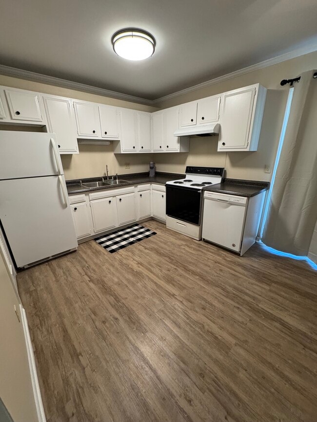 Building Photo - 1010 Country Club Rd