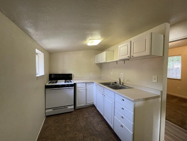 Foto del edificio - 524 W 1st Ave