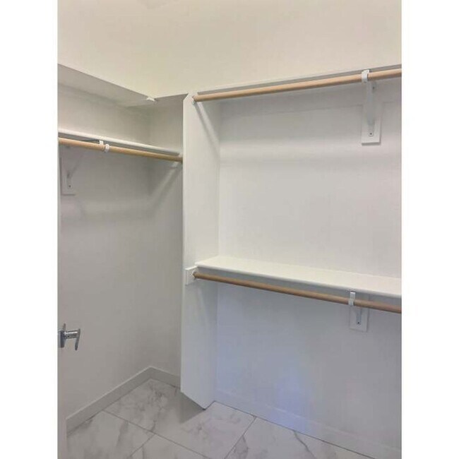 Building Photo - Beautiful 2/2 condo