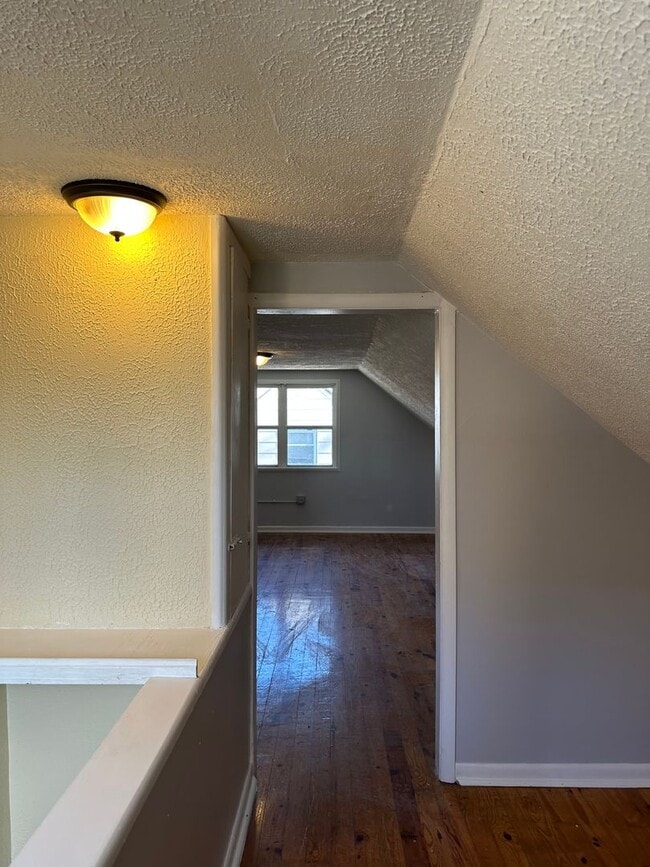 Building Photo - Single Family Home 3 beds 1 bath Available Now!