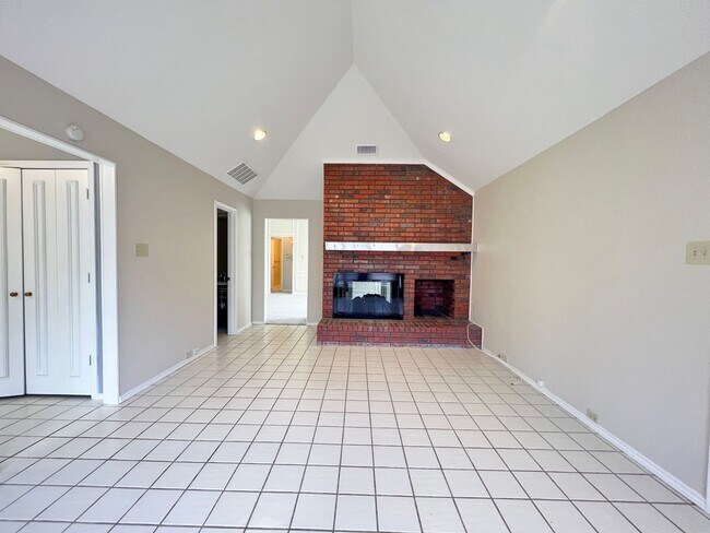 Building Photo - Light And Bright 3/2.5/2 in Carrollton For...
