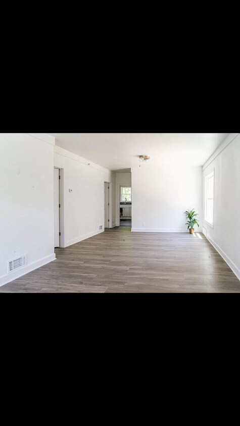 Large living room - 4701 21st Ave