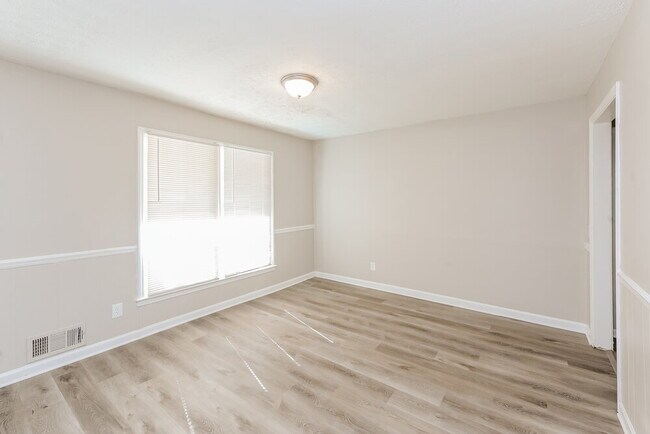Foto del edificio - 1338 W Stoneybrook Dr