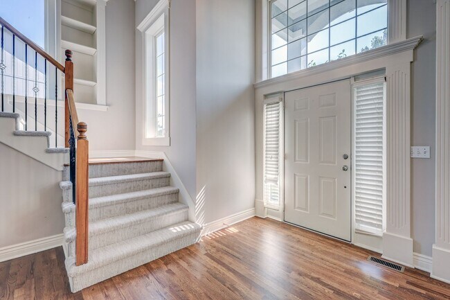 Foto del edificio - {14400} Somerset Brooke + Beautifully Updated Throughout + Finished Walk Out Basement + Fenced Yard