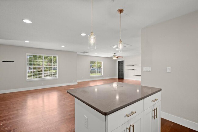 Foto del edificio - 3001 Maplelawn Cir