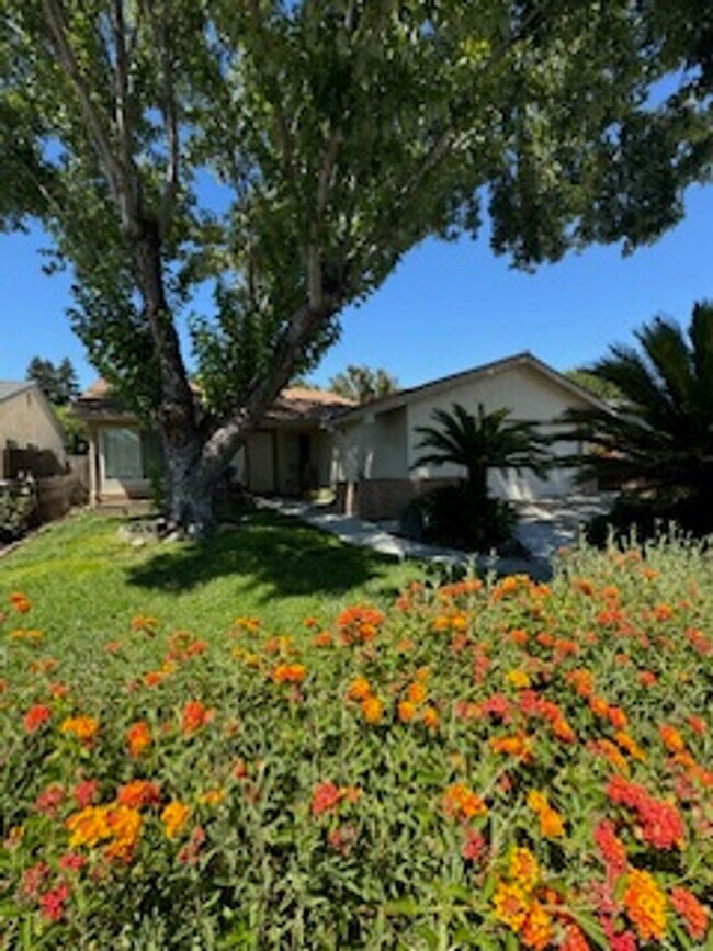Foto del edificio - Charming 3-Bedroom Home with Fruit Trees, Garage & Pet-Friendly Living!