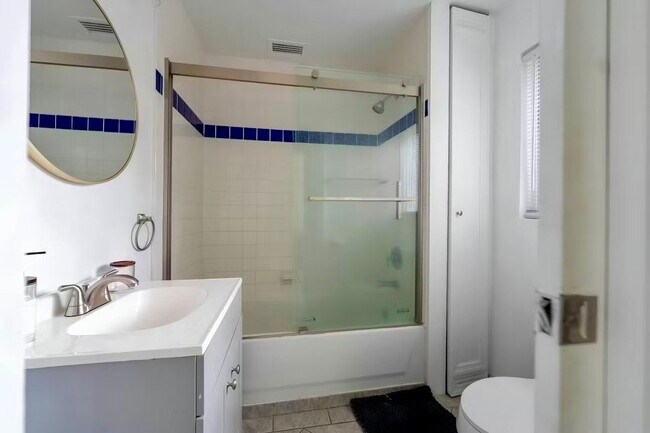 Foto del edificio - 719 NE 38th St