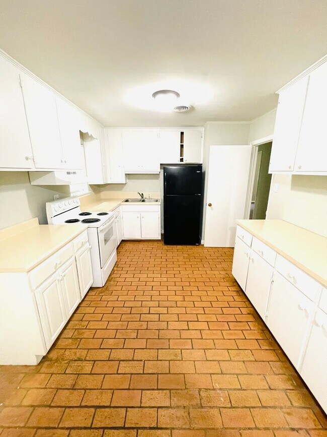 Foto del edificio - ** 3 Bed 1 Bath located in Grove Hill Esta...