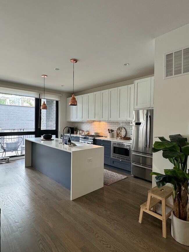 Foto del edificio - 1020 N Marshfield Ave
