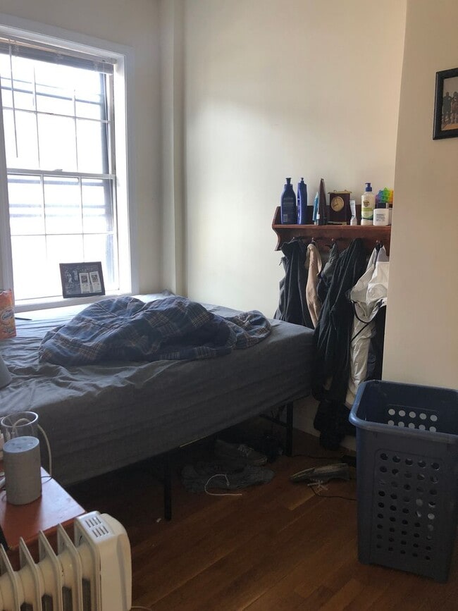 Photo - 3 Bed 2 Full Baht in Beacon Hill, Heat, Hot Water Included, Laundry on a Site Apartment