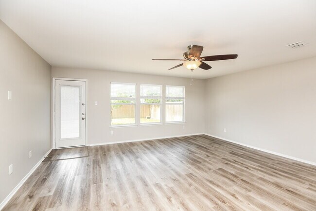 Foto del edificio - 4328 Silverwood Trail