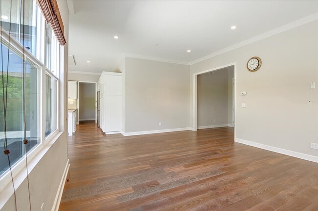 Building Photo - 119 Guinness