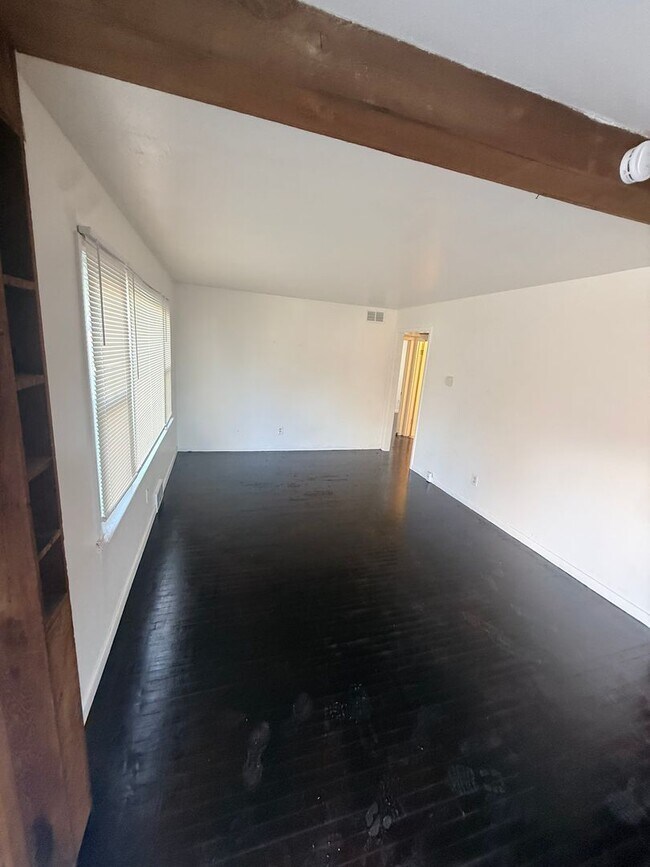 Building Photo - 3 BED 1 BATH SINGLE FAMILY HOME!