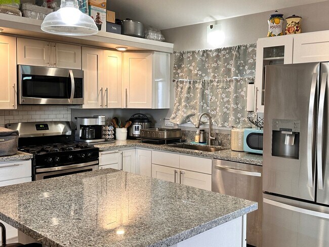 Foto del edificio - Fully Furnished Home