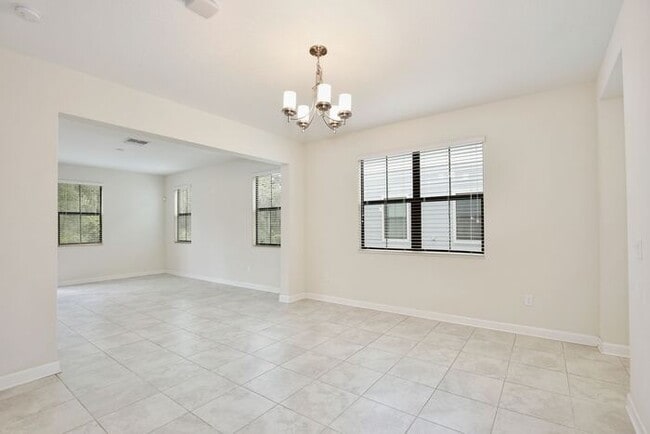 Building Photo - Beautiful 4/3.5 Townhome with a Spacious 2 Car Garage Located in Trails at Moss Park - Orlando