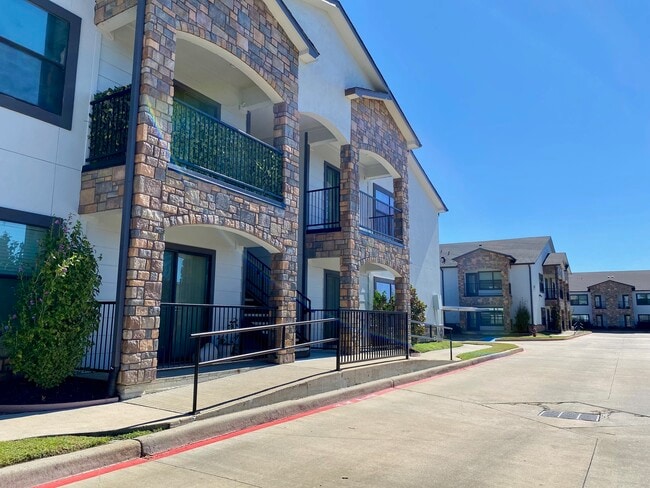 Building Photo - The Avalon